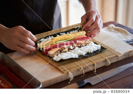 恵方巻を作る男性 恵方巻を作る男性 83880034