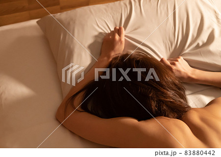 SEX・女性・ベッド・セックス 83880442