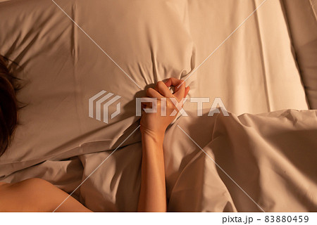 SEX・女性・ベッド・セックス 83880459