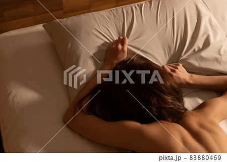 SEX・女性・ベッド・セックス 83880469