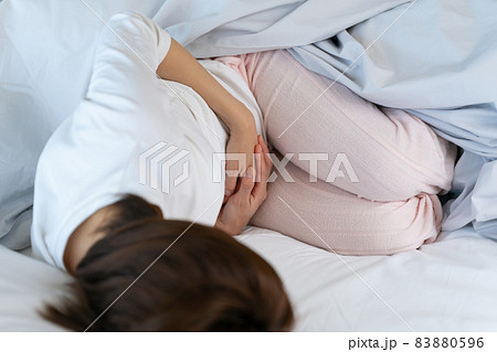 女性・腹痛・生理痛 女性・腹痛・生理痛 83880596