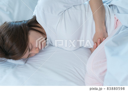 女性・腹痛・生理痛 83880598