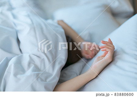 睡眠・女性 83880600