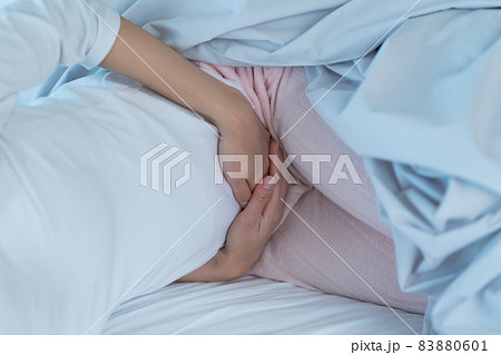 女性・腹痛・生理痛 83880601