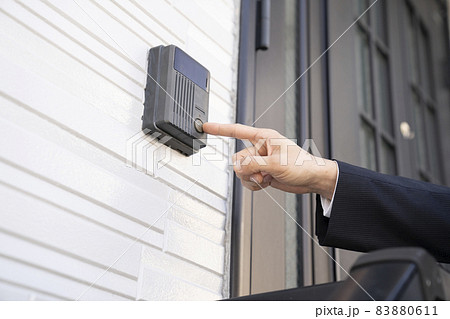 インターホンを押す営業マンの手元 インターホンを押す営業マンの手元 83880611