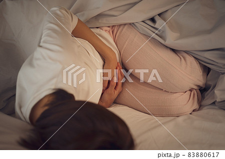 女性・腹痛・生理痛・夜 女性・腹痛・生理痛・夜 83880617