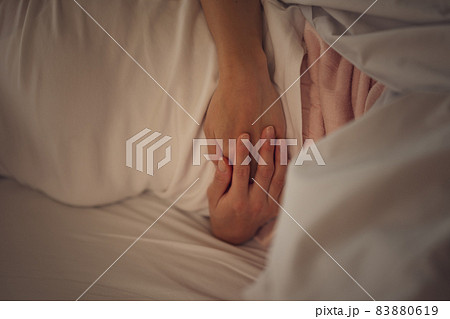 女性・腹痛・生理痛・夜 女性・腹痛・生理痛・夜 83880619