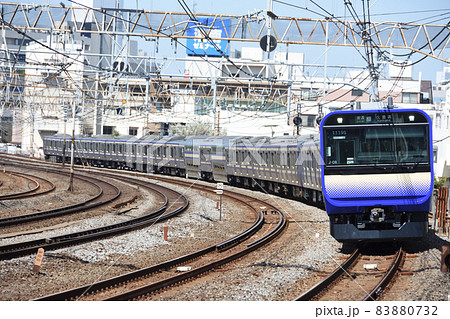 戸塚駅近くのカーブを走行する横須賀線 E235系 戸塚駅近くのカーブを走行する横須賀線 E235系 83880732