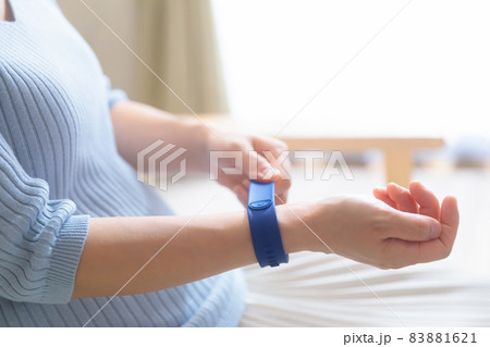 指圧バンドを巻く妊婦 83881621