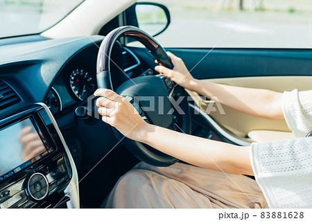 自動車を運転する若い女性 83881628