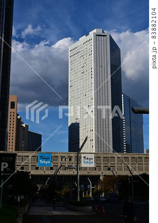 縦位置　新宿高層ビル群　秋の青空白い雲　白色の高層ビルと青空のコントラスト 83882104