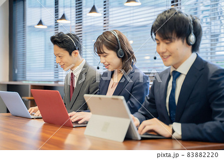 3人のオペレーターコールセンターイメージ 83882220