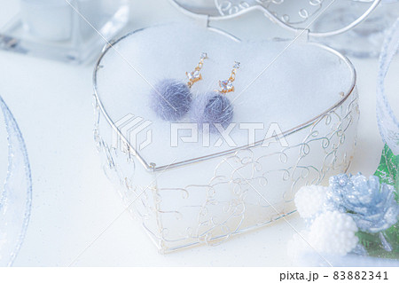 ハート型のボックスに入ったファーピアス　アクセサリーのプレゼントイメージ 83882341