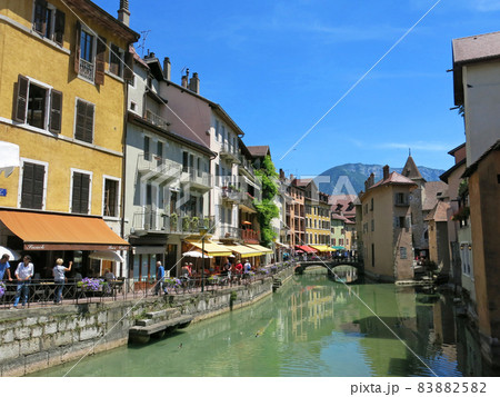 川岸に立つヨーロッパのカラフルな家々, アヌシー, オート＝サヴォワ県, フランス 83882582