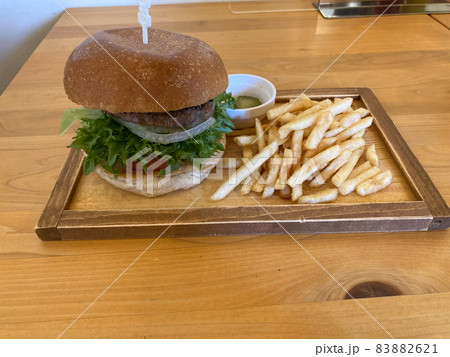 ウッドプレートに乗ったハンバーガーセット 83882621