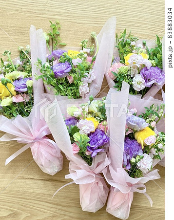 ラナンキュラスとトルコキキョウなどを使った花束 ラナンキュラスとトルコキキョウなどを使った花束 83883034