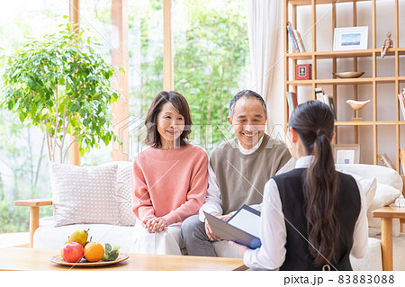 相談するシニア夫婦 83883088