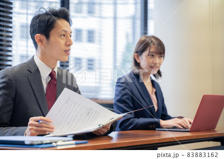 オフィスでの会社面接採用試験シーン オフィスでの会社面接採用試験シーン 83883162