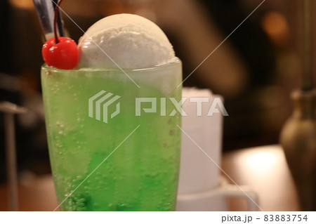 喫茶店の昔懐かしいクリームソーダ 83883754
