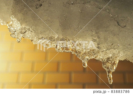 軒先から垂れる氷とつらら 軒先から垂れる氷とつらら 83883786