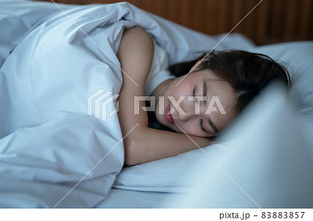 睡眠・女性 83883857