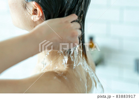 シャワー・シャンプー・女性 83883917
