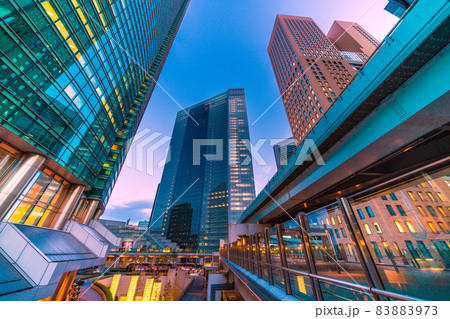 日本の東京都市景観 緊急事態宣言は解除されているが…汐留のオフィス街などを望む(夜景） 83883973