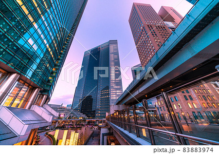 日本の東京都市景観 緊急事態宣言は解除されているが…汐留のオフィス街などを望む(夜景） 83883974