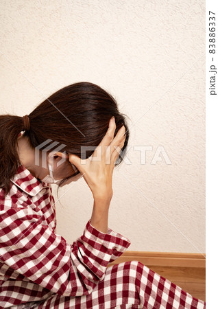 頭痛に苦しむシニア女性 83886337