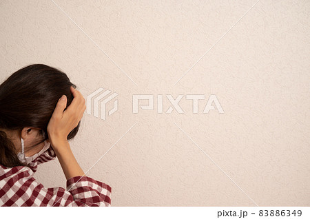 頭痛に苦しむシニア女性 83886349