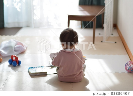 ひとり遊びに夢中な幼児 ひとり遊びに夢中な幼児 83886407