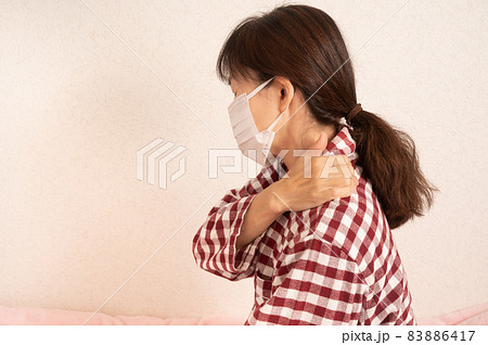 肩凝りが辛いミドル女性 肩凝りが辛いミドル女性 83886417