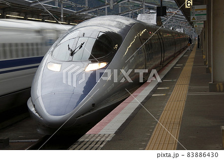 三原駅:のぞみ号通過待ちの山陽新幹線500系こだま 三原駅:のぞみ号通過待ちの山陽新幹線500系こだま 83886430