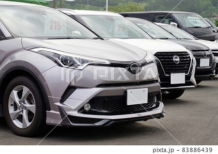 中古車イメージ　販売店に並ぶSUV 83886439