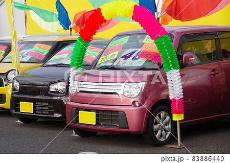 中古車イメージ　販売店に並ぶ軽自動車 83886440
