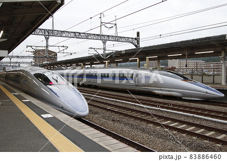 東広島駅:のぞみ号通過待ちの山陽新幹線500系こだま 東広島駅:のぞみ号通過待ちの山陽新幹線500系こだま 83886460