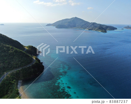焼内湾の上空から技手久島を望む 焼内湾の上空から技手久島を望む 83887237