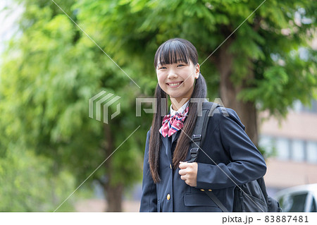 制服で通学するツインテールの女の子 制服で通学するツインテールの女の子 83887481