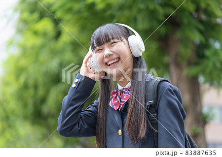 ヘッドフォンをつけて制服で通学するツインテールの女の子 ヘッドフォンをつけて制服で通学するツインテールの女の子 83887635