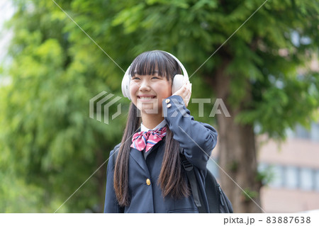 ヘッドフォンをつけて制服で通学するツインテールの女の子 ヘッドフォンをつけて制服で通学するツインテールの女の子 83887638