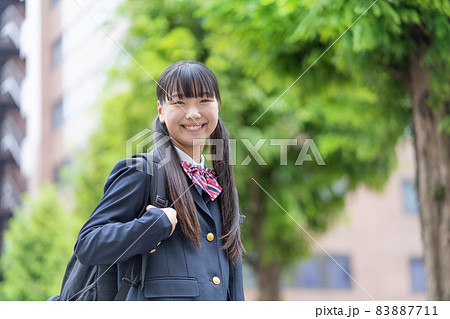 制服で通学するツインテールの女の子 83887711