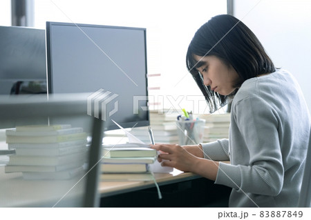 明け方まで仕事をする女性 83887849