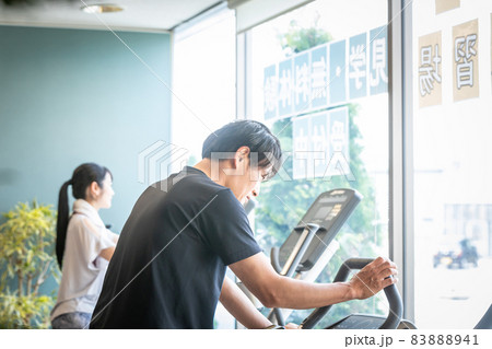 スポーツジムで運動する男性(男女・笑顔) スポーツジムで運動する男性(男女・笑顔) 83888941