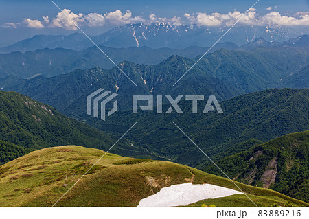 谷川連峰・平標山稜線から平標新道と巻機山の眺め 83889216