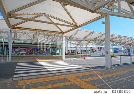 福岡県の北九州空港エアターミナルビル入口 福岡県の北九州空港エアターミナルビル入口 83889816