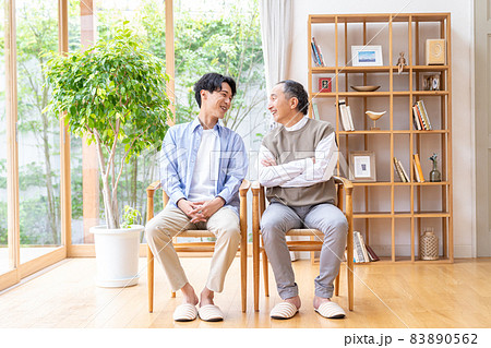 リビングにいる父と息子 83890562