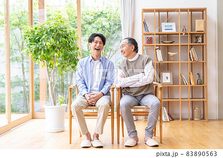 リビングにいる父と息子 83890563
