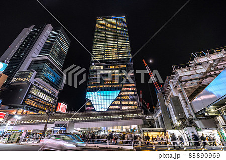 日本の東京都市景観 鉄骨が張り出してきたJR渋谷駅（右）や超高層ビル群、銀座線渋谷駅などを望む 83890969