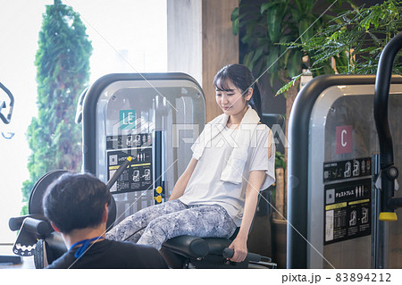 スポーツジムで脚を鍛える女性 83894212