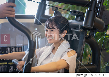 パーソナルトレーナーの指導を受ける女性 パーソナルトレーナーの指導を受ける女性 83894218